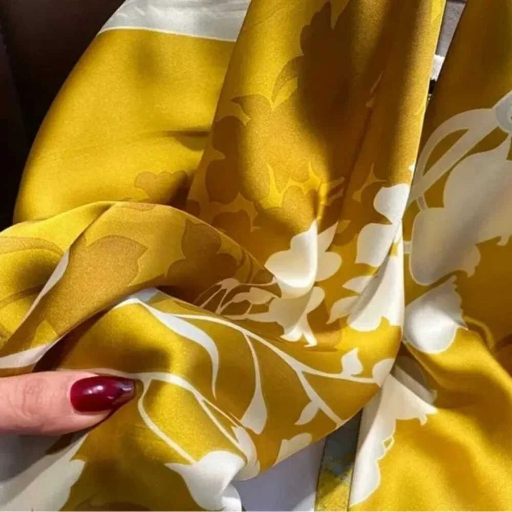 Gorgeous Yellow Scarf Large plant printed scarf New - Picture 3 of 3